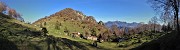 43 Il sent. 505 esce poco sotto il Rif. Monte Zucco in un'ampia conca prativa con vista sul Monte Zucco 